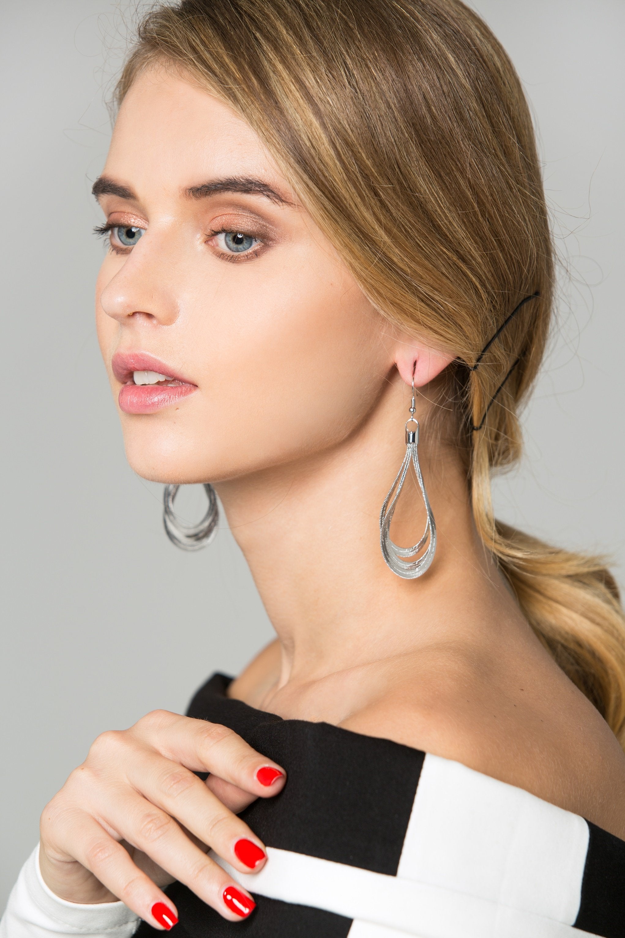 Silver Strut Dangling Earrings - ownthelooks-Development